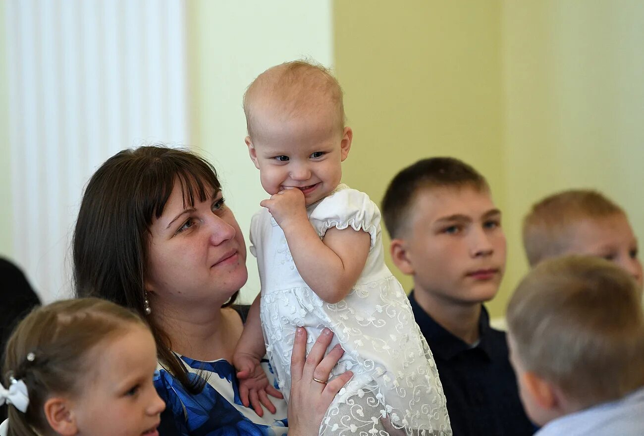 Первый ребенок в 19 лет. Тверская семья картинки. Студенческая семья с ребенком. Первый ребенок в 19 лет. Беременная девочка.