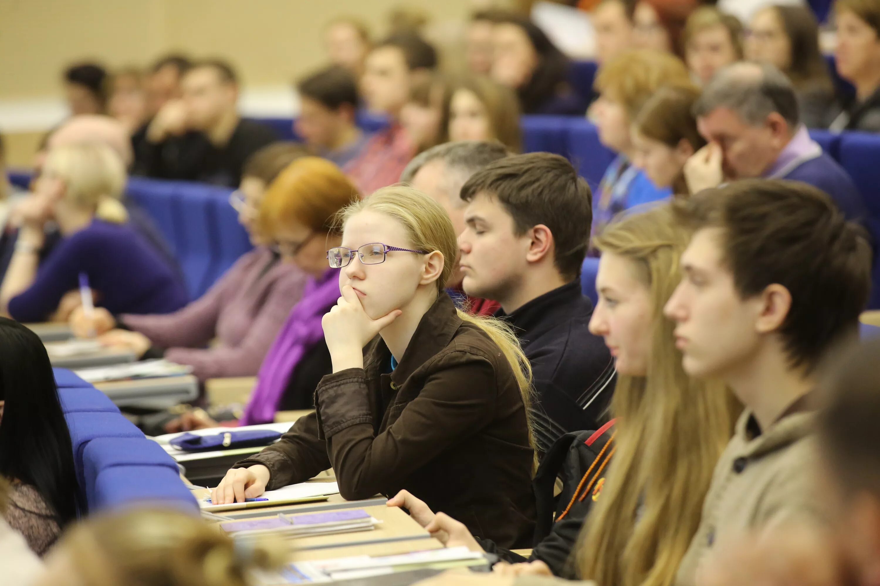 первокурсник и старшекурсник. какие вузы принимают. принят в институт. педагог в университете. вузы принимающие.