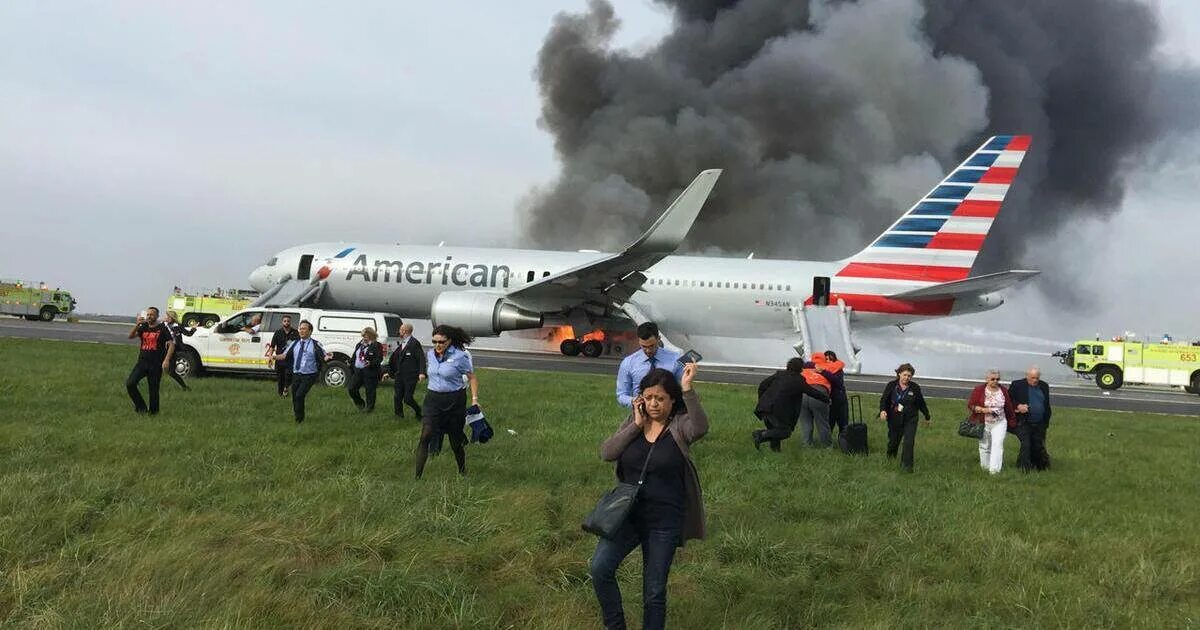 Горящий суперджет в шереметьево. Спасоп аэропорта внуково. Пожары на воздушном транспорте. Аварийные ситуации в воздухе. Самолет из экипажа.