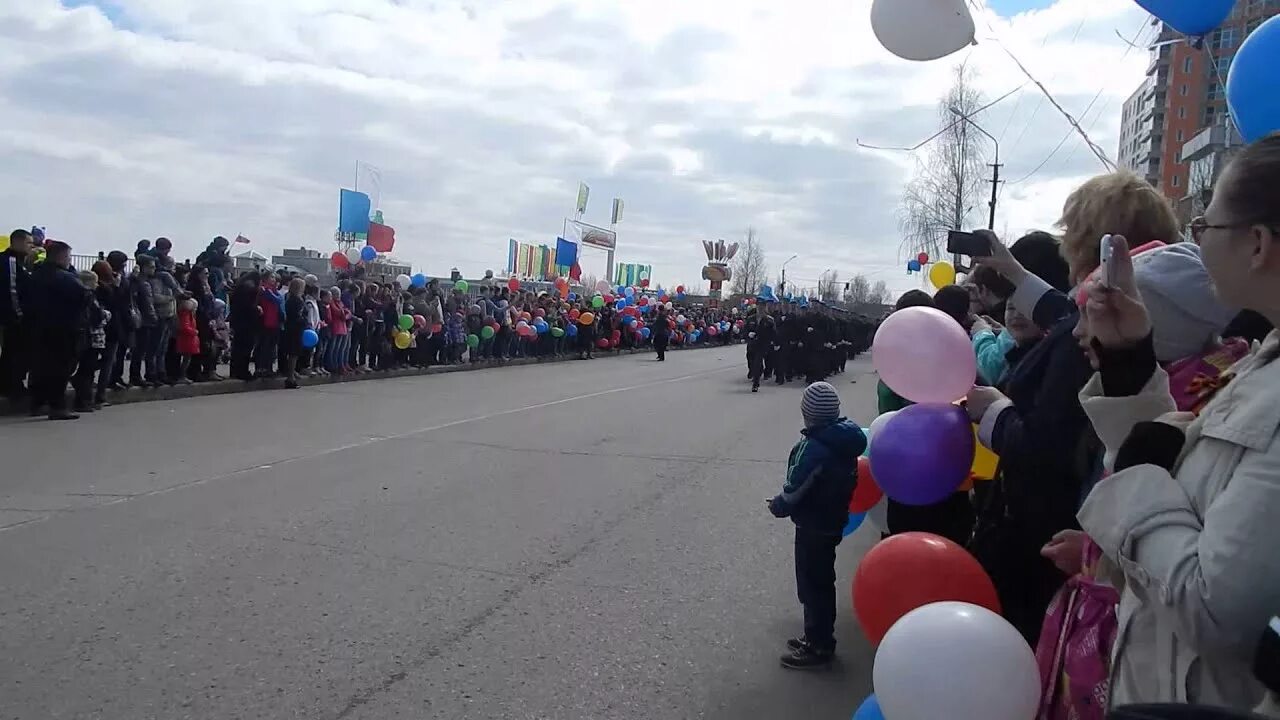 1 мая сыктывкар. 9 Мая Сыктывкар. Парад 1996 Сыктывкар. Фото 9 мая Сыктывкар. Парад в Сыктывкаре фото.