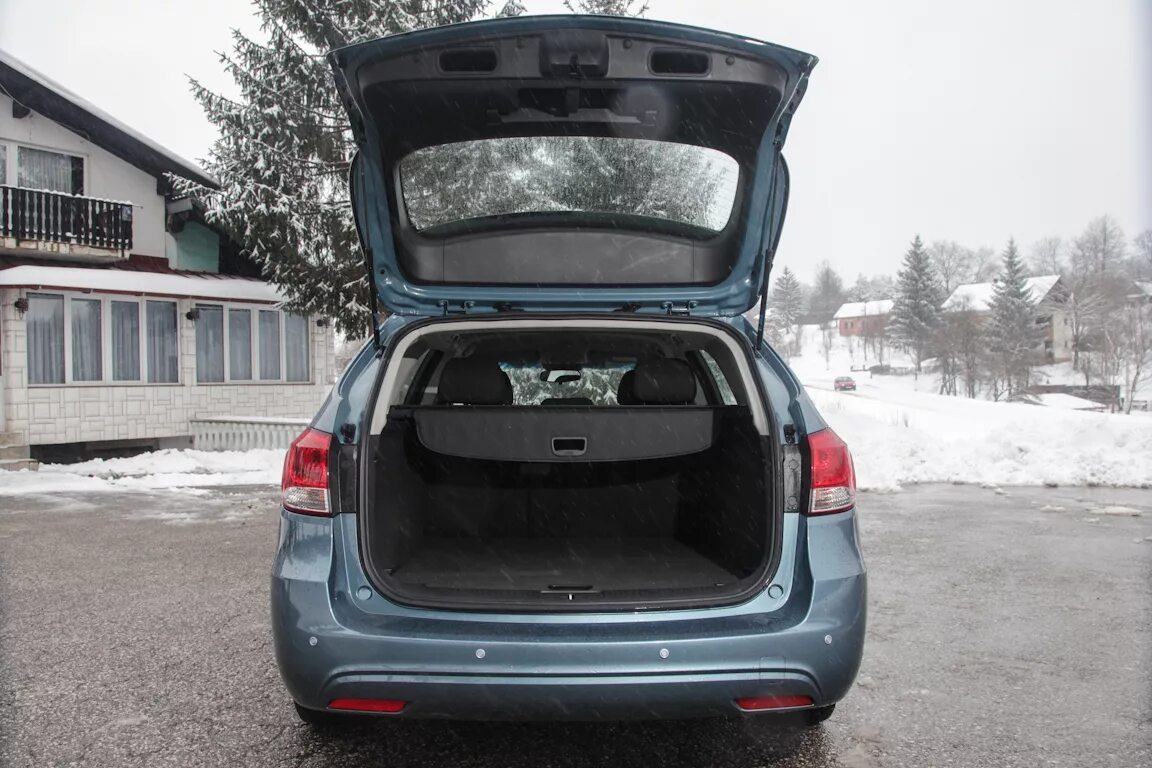 Chevrolet cruze универсал багажник. габариты багажника шевроле лачетти седан. объем багажника нива шевроле. Chevrolet aveo 2012 седан багажник. ширина багажника шеви нива.