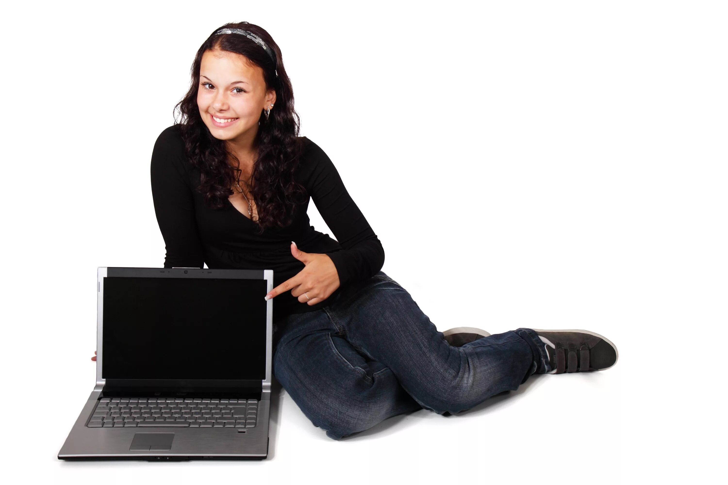 Девушка с ноутбуком. Человек с ноутбуком. Девушка возле компьютера. Ноутбук.