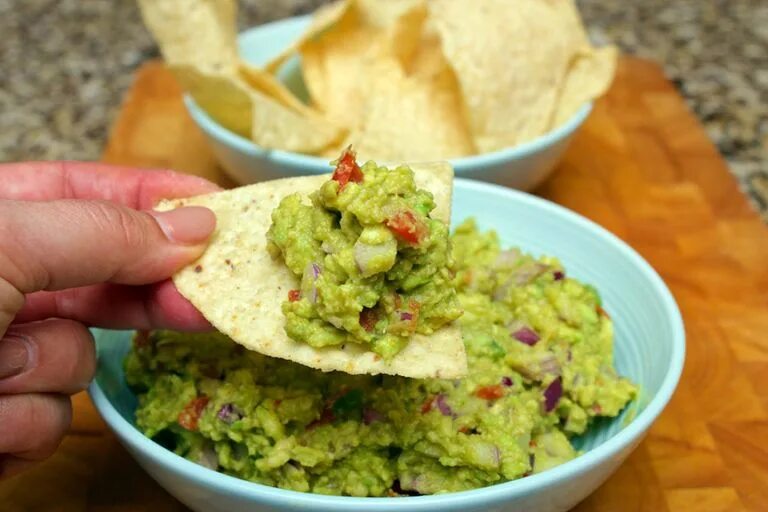 Мексиканская кухня кухня. Мексика еда национальная фахитос. Гуакамоле с камиллой. Мексиканский соус гуакамоле. Гуакамоле кухня латинской америки.