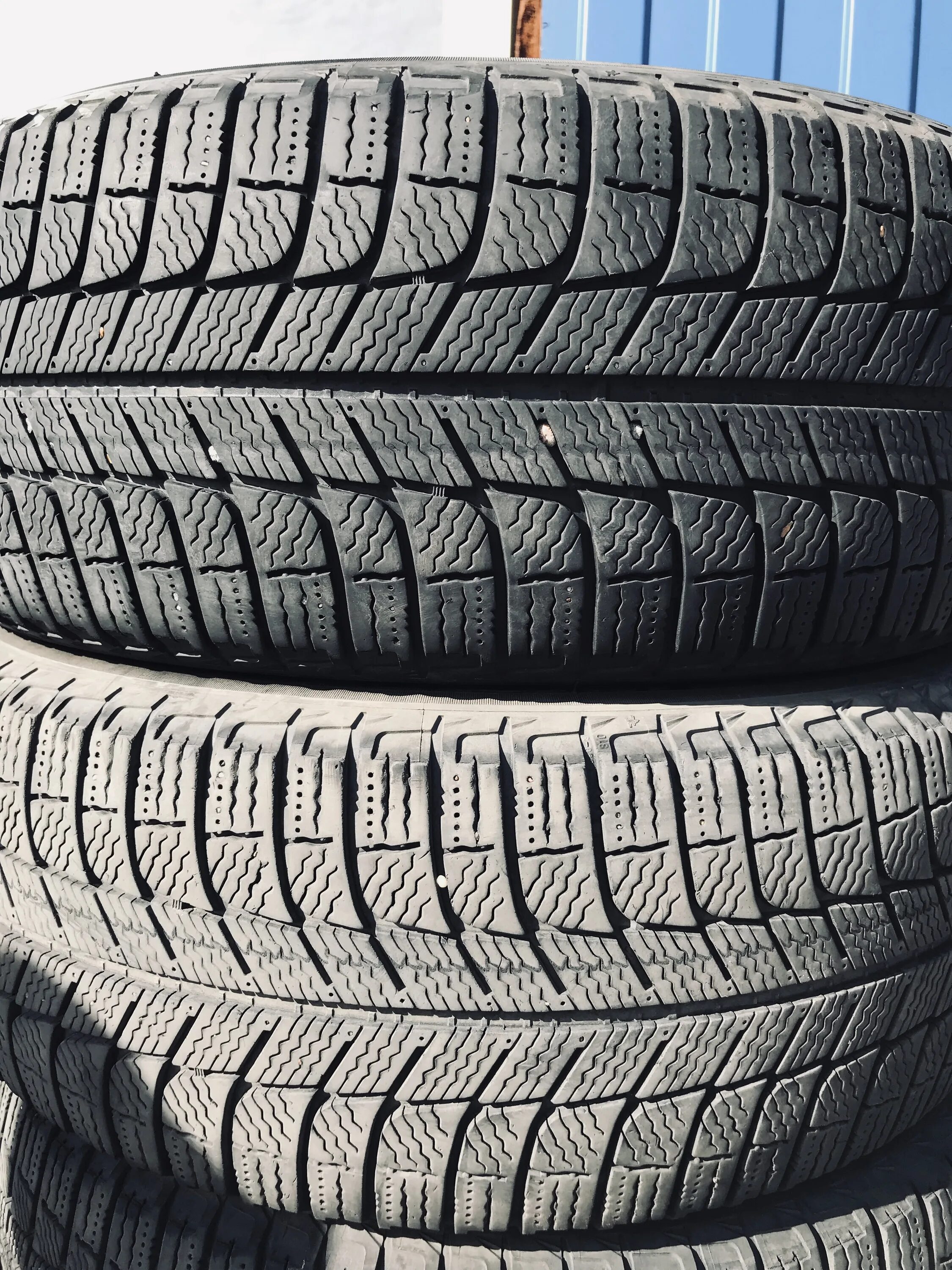 Шины michelin 215. Мишлен 215 55 16. мишлен икс айс 195 55 r16. рзини машина 215 55. автомобильная шина michelin x-ice 3 18560 r15 88h зимняя.