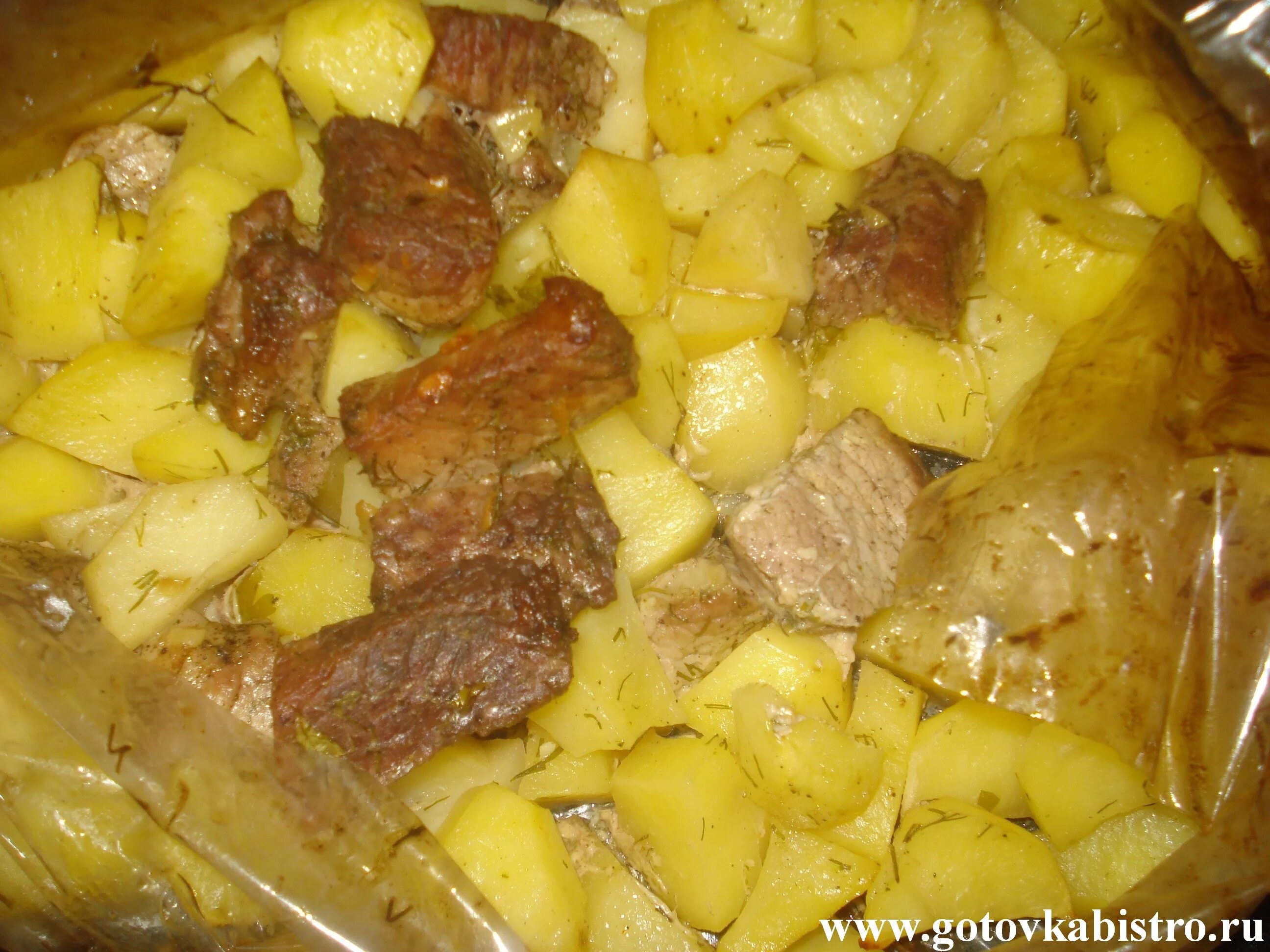 Картошка с мясом свинины в рукаве