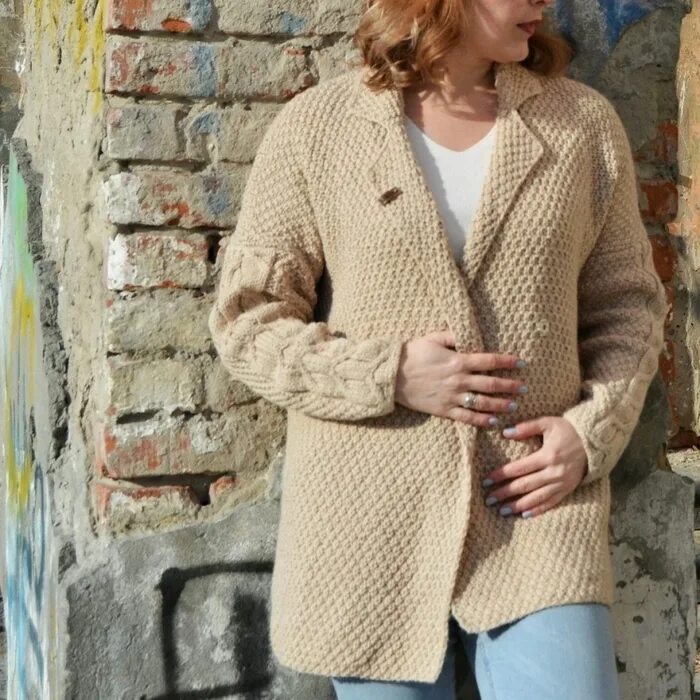 Вязаный жакет кейп с шалевым воротником. Стильный теплый вязаный жакет. Кардиган с воротником стойка спицами. Кардиган с английским воротником спицами. Кардиган с поясом.