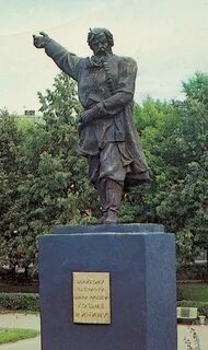 В каких городах установлены памятники минину