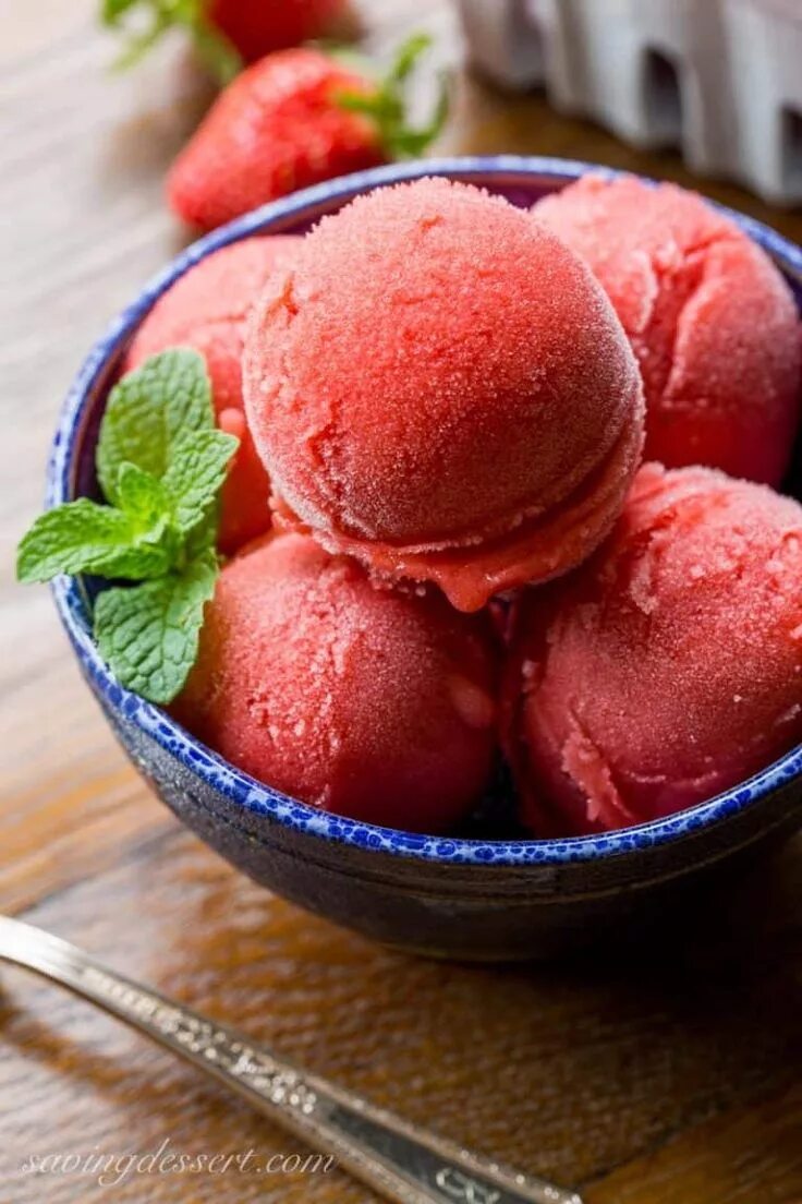 Фрутобелла сорбет. Мороженое сорбет малина. Домашнее клубничное мороженое. Сорбет щербет мороженое. Клубничный сорбет.