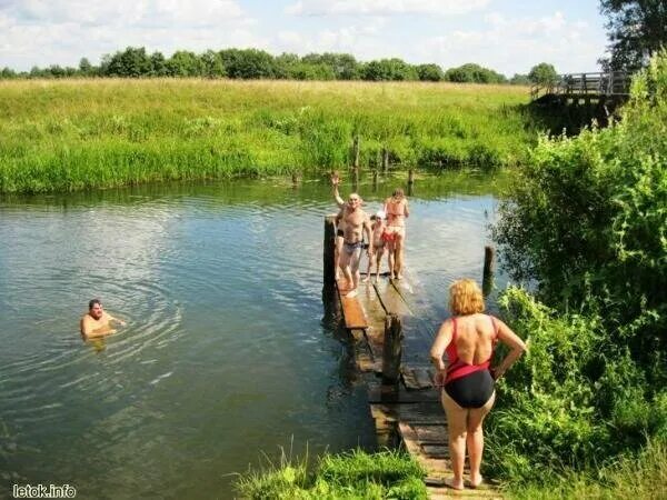 Купание на речке в деревне. Купаться летом в деревне. Лето деревня речка купание. Купаемся на речке в деревне. Купание в деревне