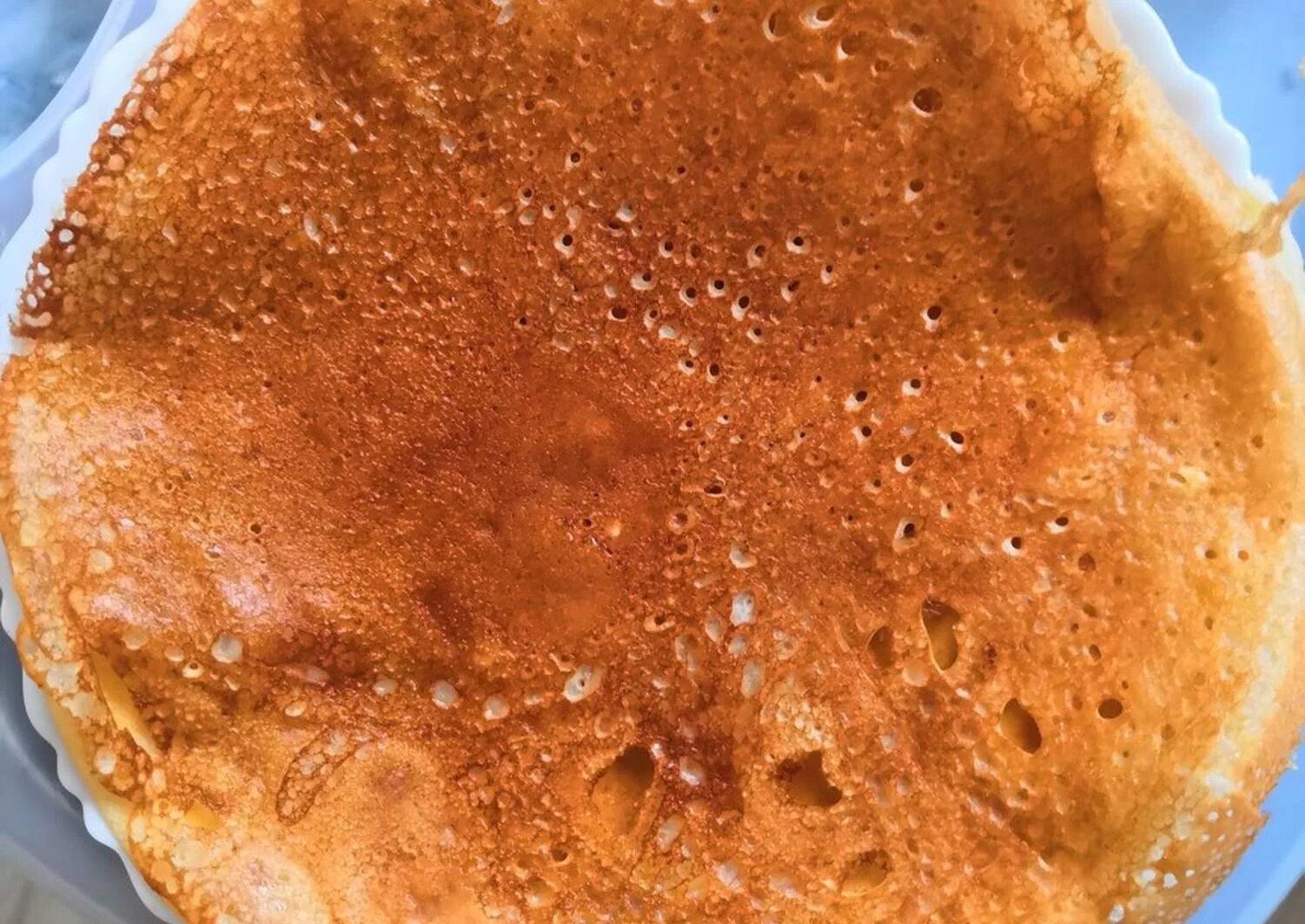 блины на сыворотке дырочками. блинчики на сыворотке. ажурные блины. блинчики на сыворотке тонкие. дырявые блины.