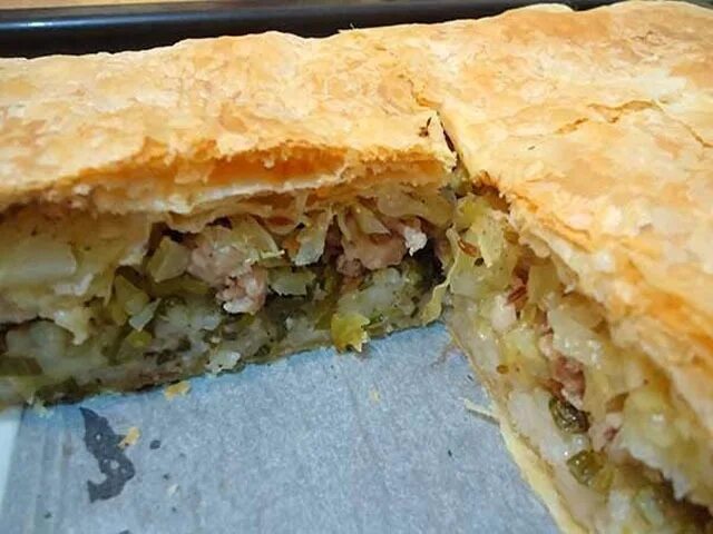 Пирог с капустой и картошкой в духовке. Пирог с мясом из слоеного теста. пирог из слоёного теста с фаршем. слоеный пирог с капустой. пирог с капустой и фаршем.
