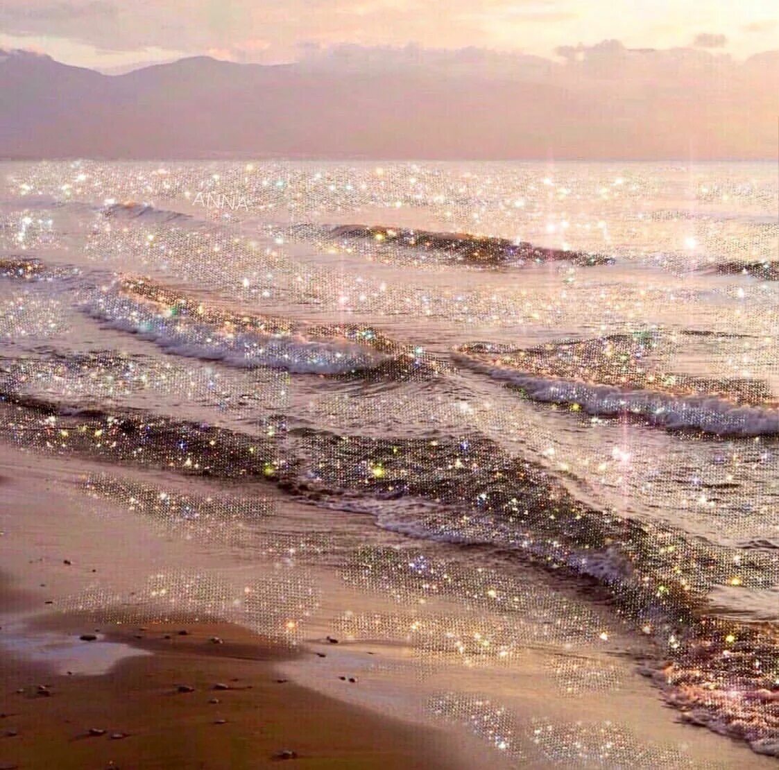 Вода едва блестела в реке. Блестящее море. Море Эстетика. Море блестит. Сверкающее море.