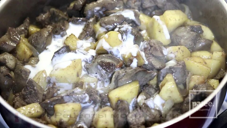 Как приготовить печень курин с яблоком. Куриная печень с яблоками и луком. куриная печень с яблоками. печень куриная с луком и яблоками в духовке. печень индейки с яблоками и луком.