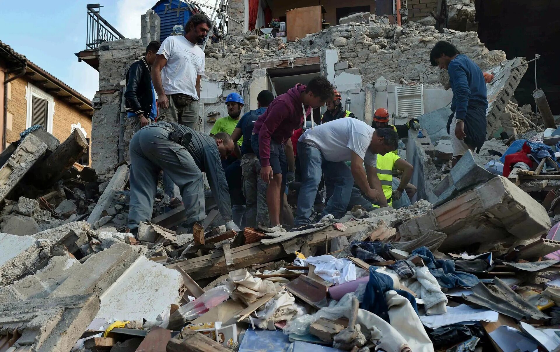 Землетрясение в Италии 2016. Землетрясение люди под завалами. Завалы после землетрясения. Землетрясения разбор