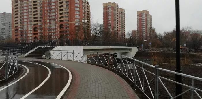 Пик мытищи яуза. Река Яуза Мытищи. Мост через Яузу в Мытищах. Набережная Яузы Мытищи. Набережная Яузы Мытищи перловка.