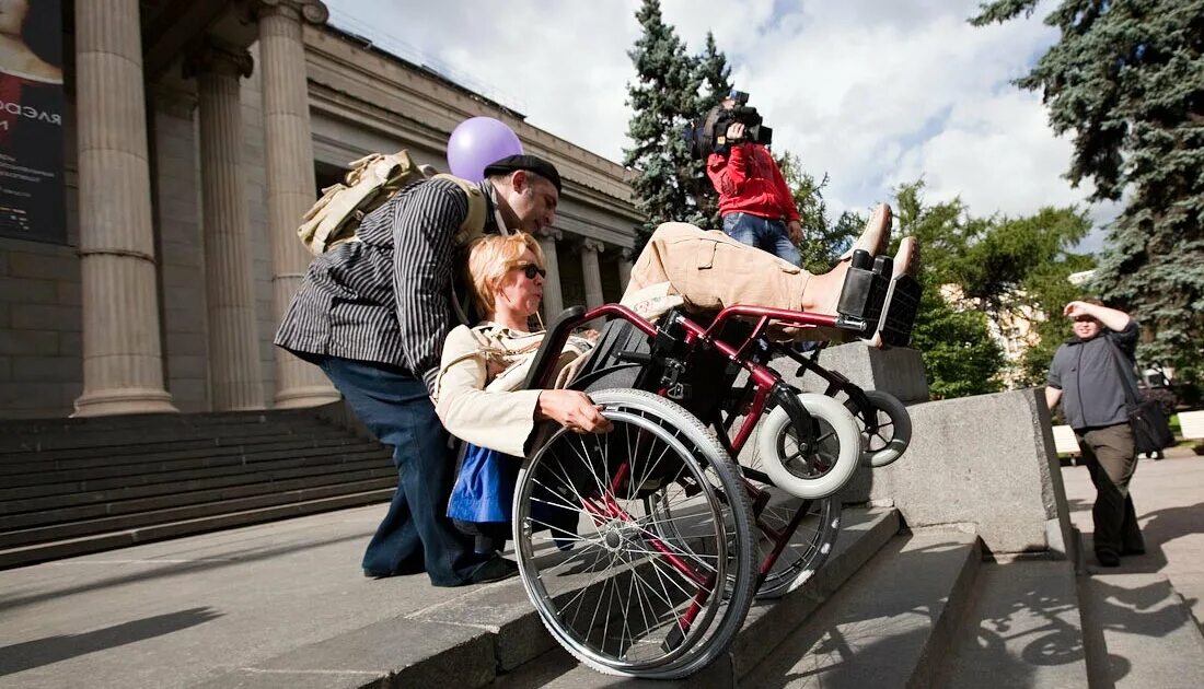 Раз в год помощь инвалиду. Помощь инвалидам. помощь людям с ограниченными возможностями. люди с ограниченными возможностями в россии. жизнь инвалида.