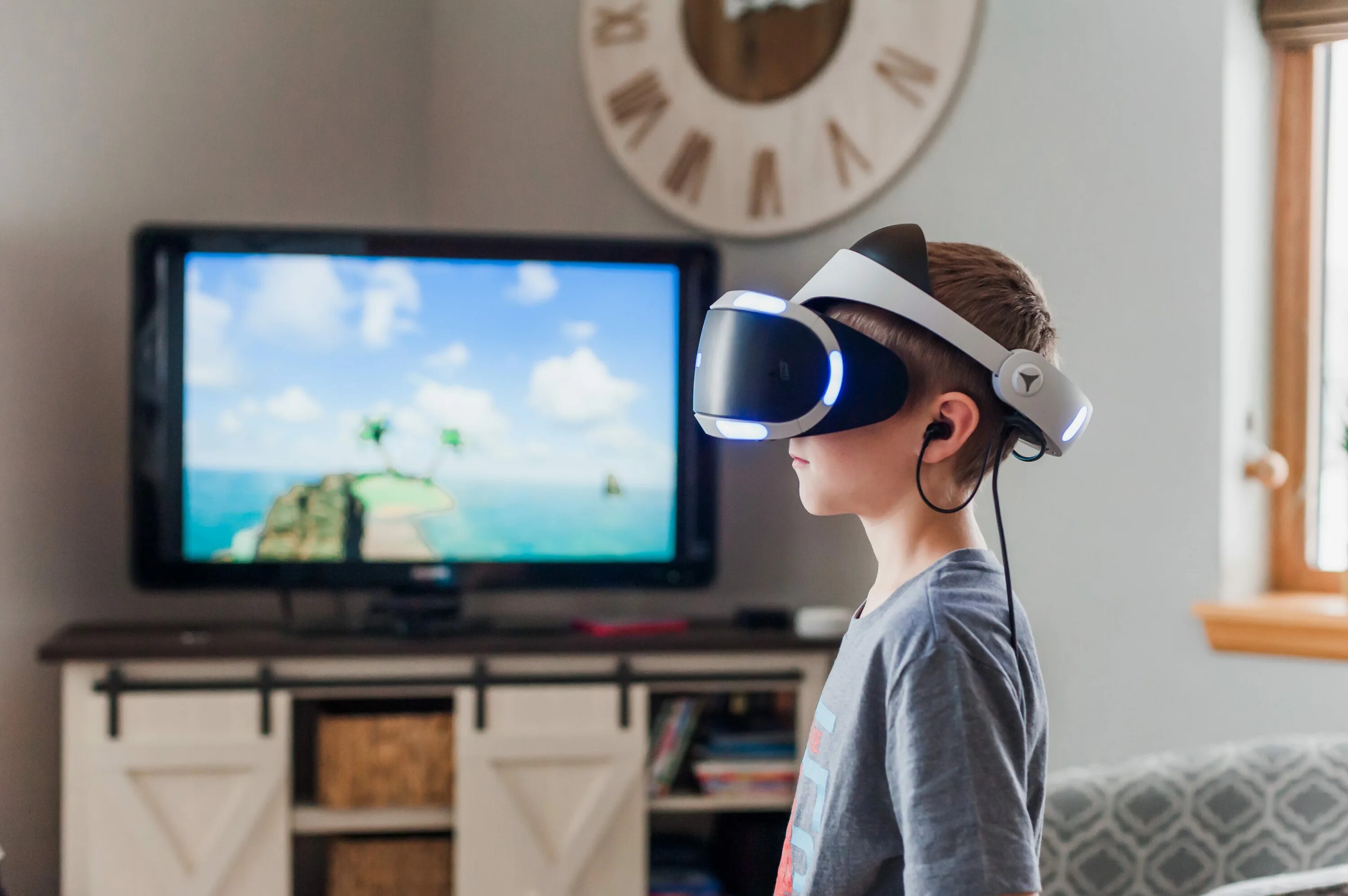 Очки виртуальной реальности. Ребенок в шлеме виртуальной реальности. Виртуальные очки дети. VR виртуальная реальность.