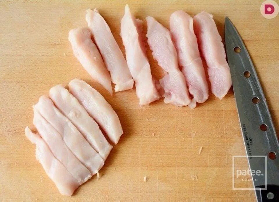 Куриное филе холодная обработка. Нарезанная куриная грудка. куриное филе порезанное. нарезаем куриное филе ломтиками. куриное филе нарезать полосками.