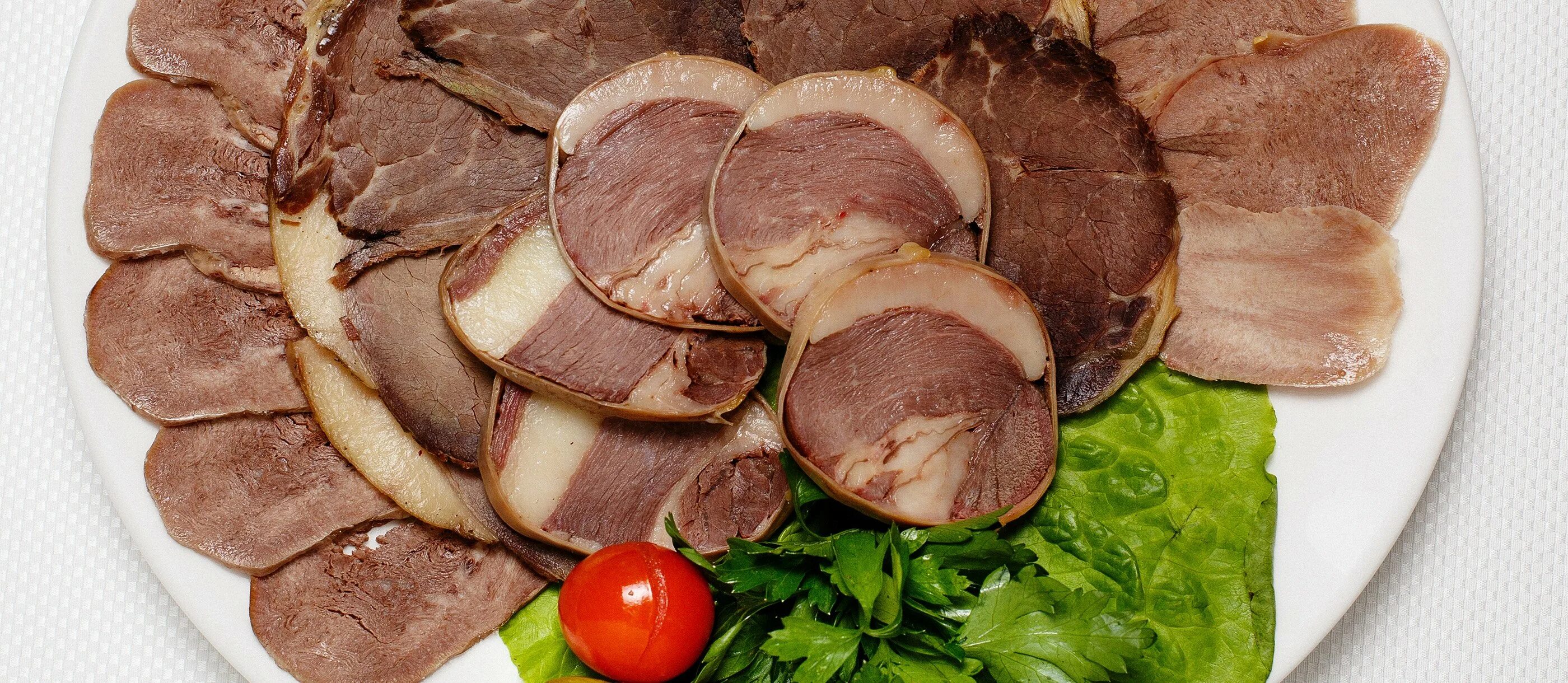 Казахские казы. Чучук конская колбаса. мясо конины, чучук ассорти. казахская колбаса из конины казы. казахский шужук из конины.