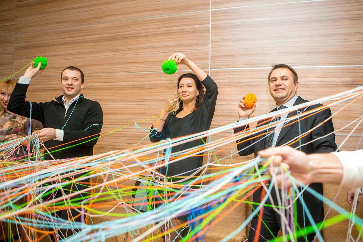 Подготовка к мероприятию. Тамада бабаев. Ведущий праздник стать. Ведущий на праздник фотосток. Ведущий праздников.
