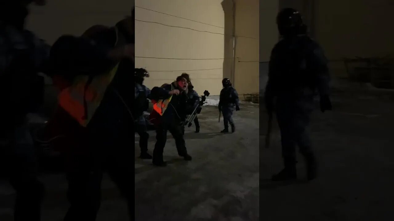 Нападение на омон. Нападение на журналистов на митинге. Нападение на журналиста Соловьева. Ударили журналиста на акции.