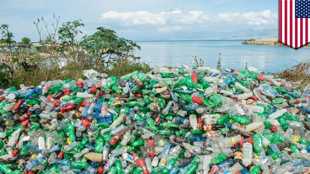 Пластиковые свалки. Chinese producer of plastic color displays. Plastic waste. Пластиковые отходы в природе. Plastic waste.