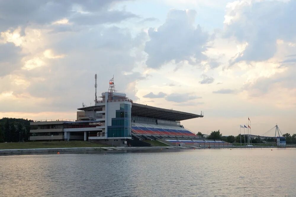 Трибуна гребного канала в Крылатском. Гребной канал в Москве Крылатское. Стадион на гребном канале. 30 Эллинг гребной канал.