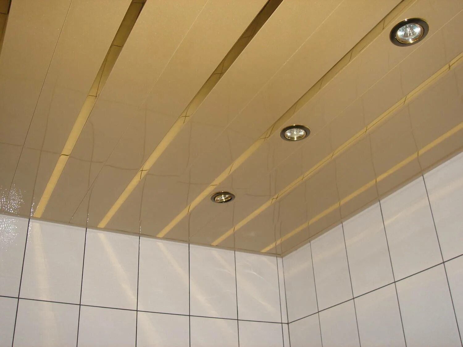 Потолок алюминиевый ванна