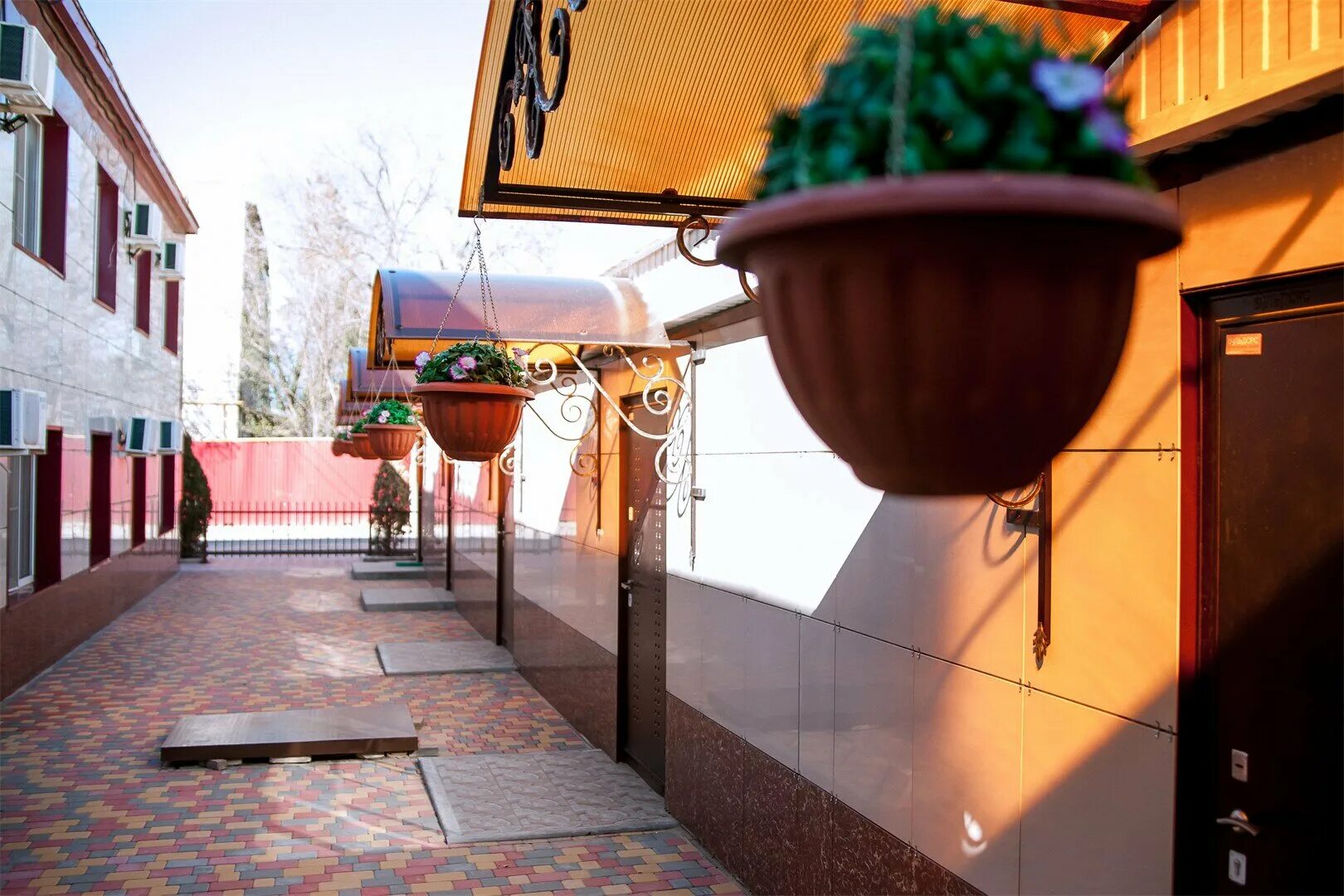 ахтубинск гостиница кедр. гостиница яуза ахтубинск. гостиница торнадо черный яр астраханская область. яуза отель. ахтубинск астраханская область гостиницы.