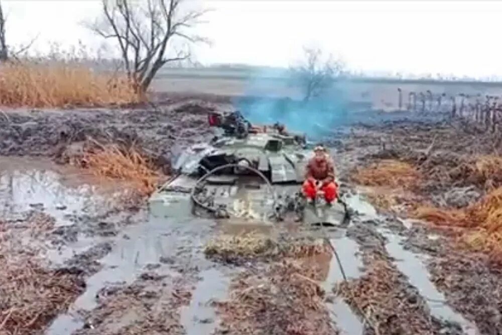 Утонувший гигант. Танк в грязи на Украине. Танки ВСУ В грязи. Утонувшие танки. Утопили танк в грязи.