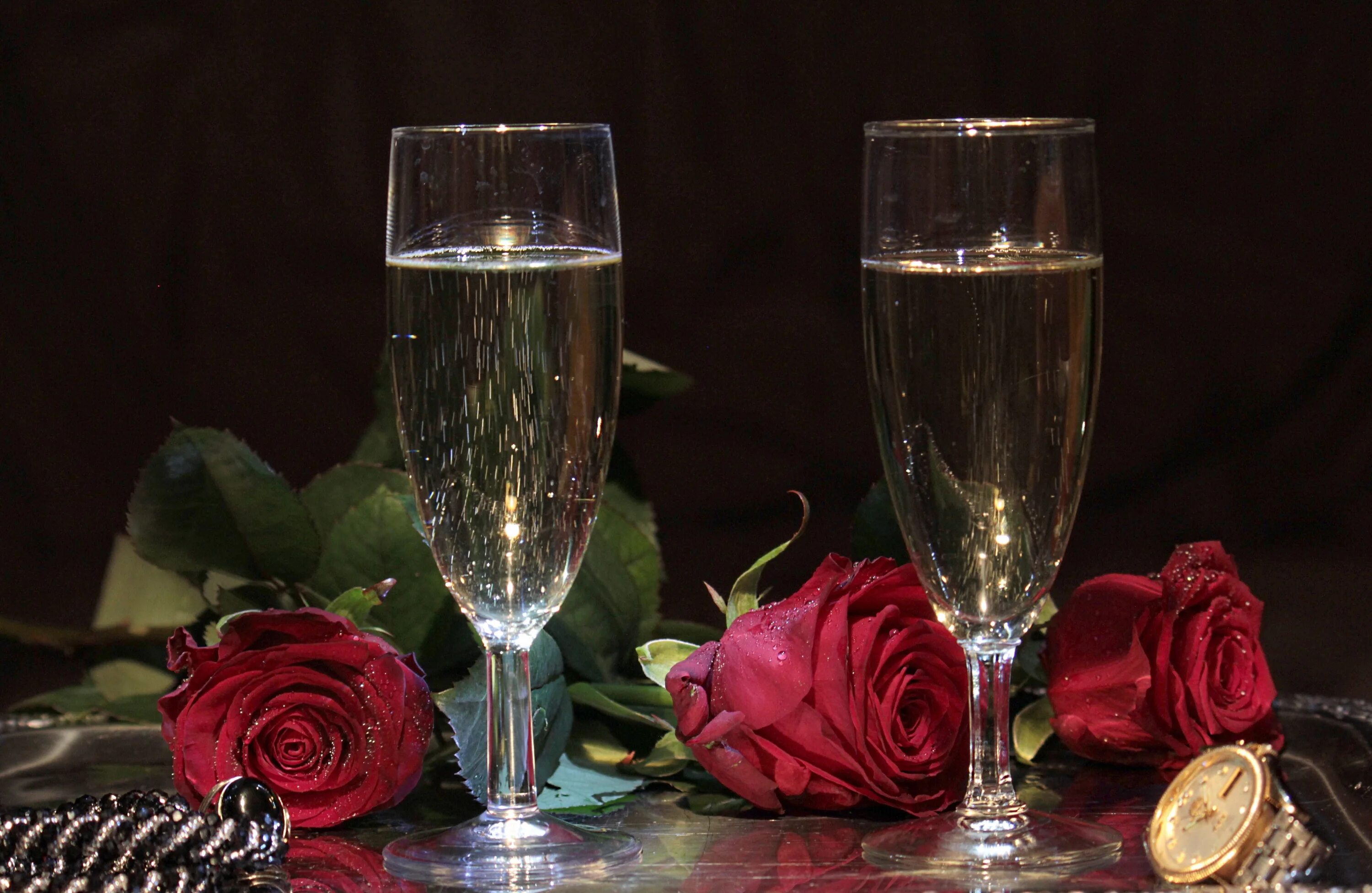Красивые бокалы. Фужеры шампанское цветы. Шампанское в бокале. Два бокала с шампанским. С днем рождения бокал вина