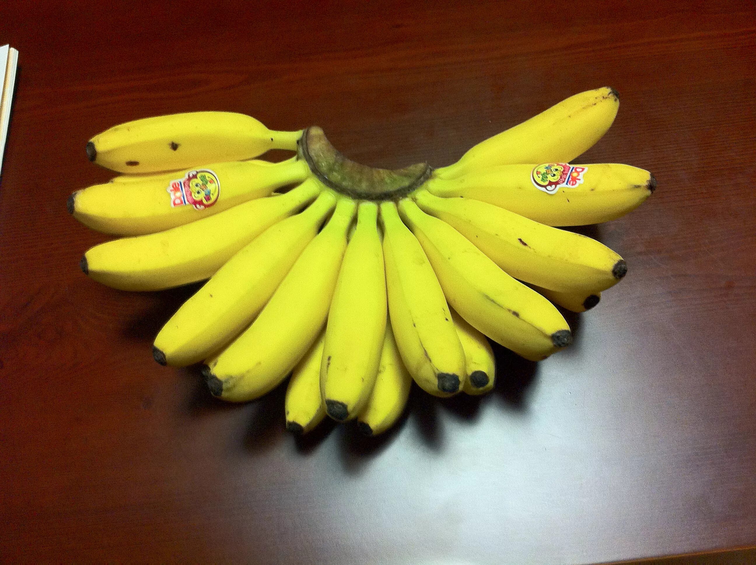 Где купить банан. Бананы мини. Фрукты мини бананы на столе. Фигуры из мини бананов. Банан и мини банан.