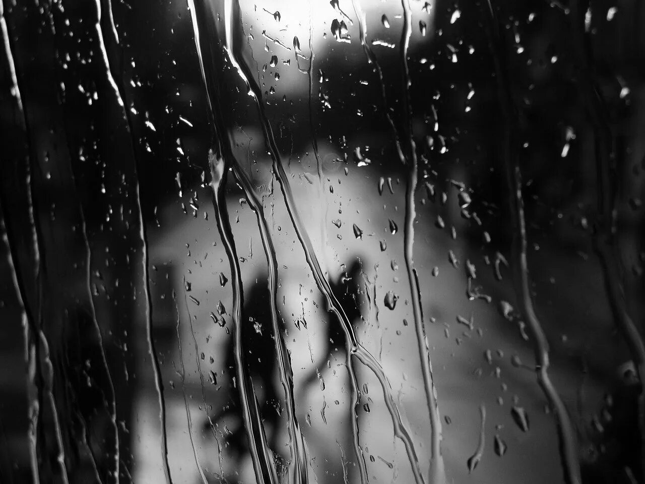 В темных каплях дождя. Дождь. Темный дождь. Дождь картинки. Черно белый дождь.