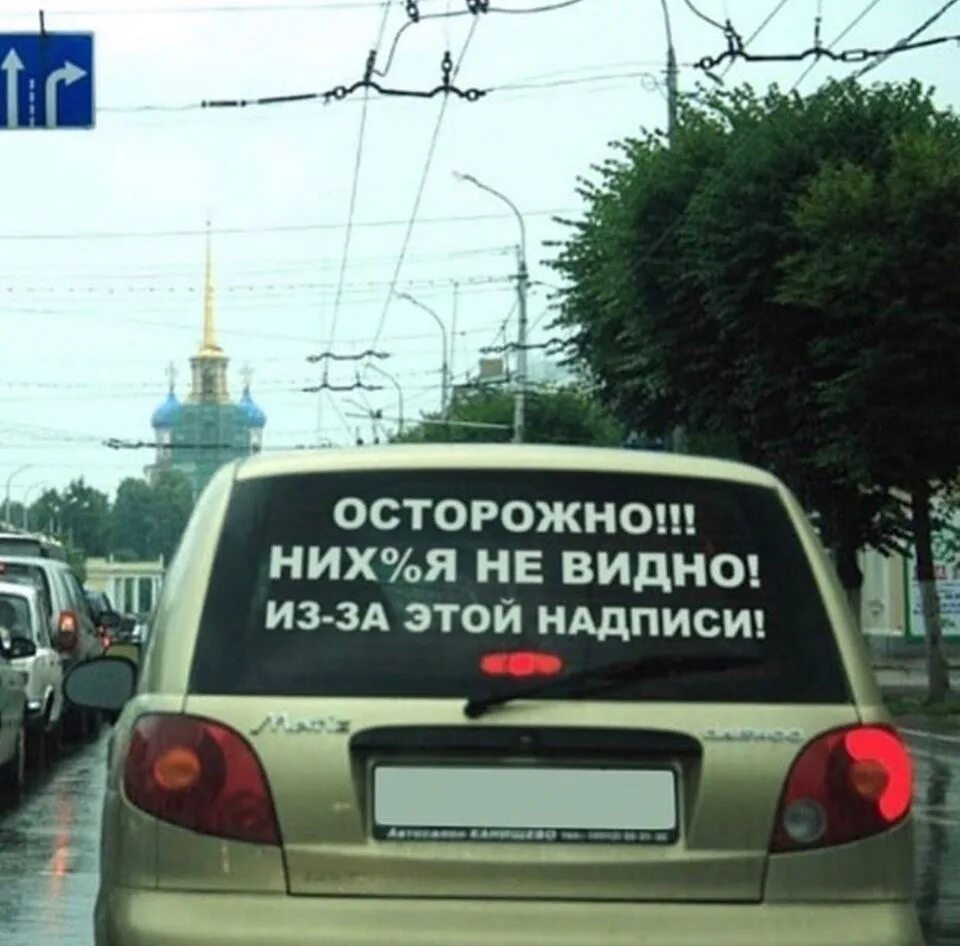 Парень с девушкой без лица. За ней нас не видно. Красивая тень девушки. За ней нас не видно. Парень и девушка держатся за руки зимой.