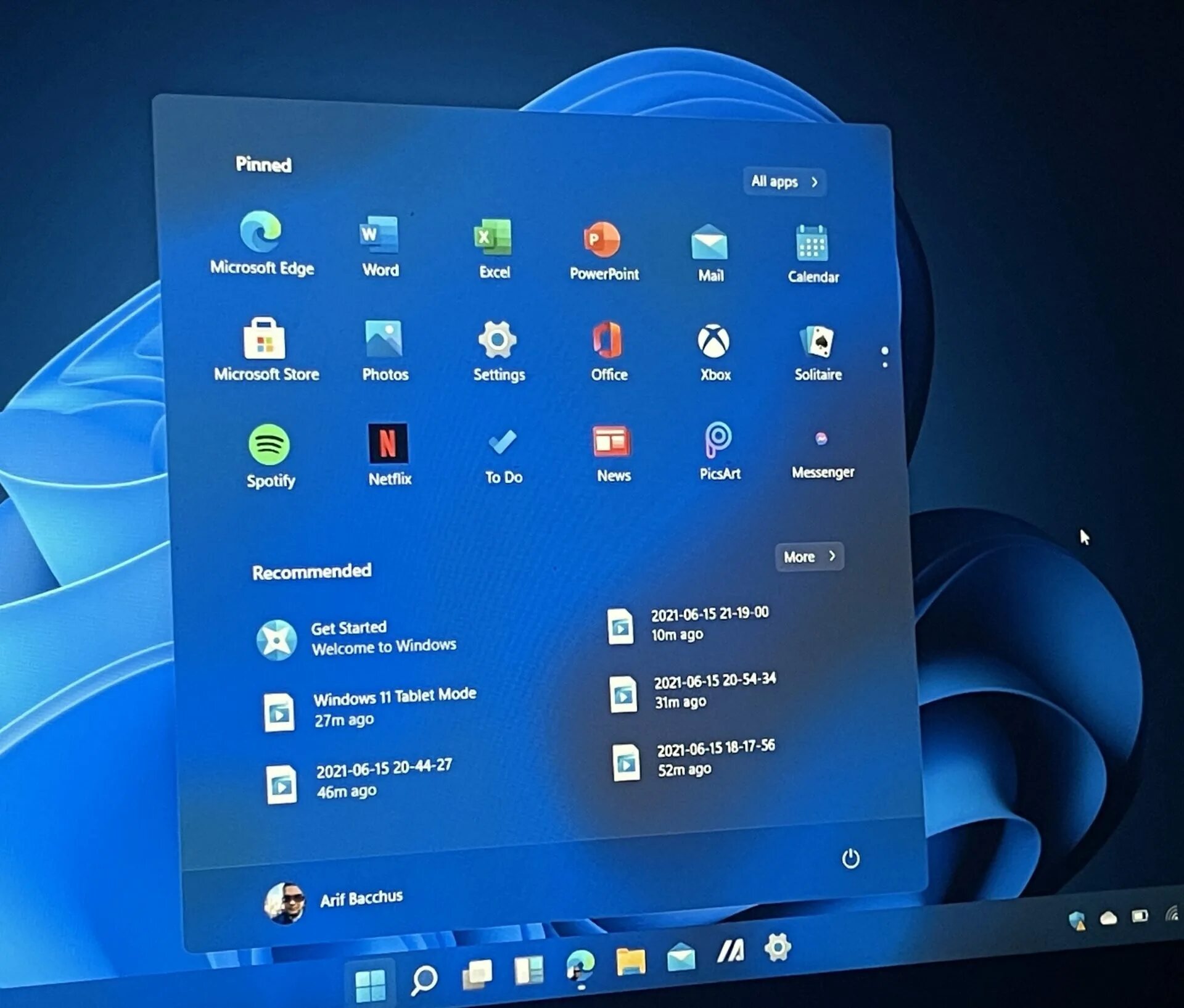 Чем отличаются windows 11. Windows 11 interface. Новая Операционная система Windows 11. Windows 11 обзор. Виндовс 11 фото.