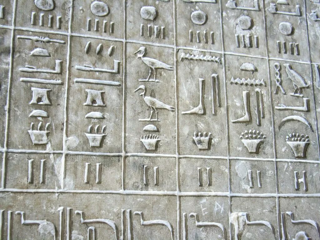 Иероглифы пирамид. Письмена Египет пирамиды. Древнеегипетские иероглифы в пирамидах. Египетская идеография. Фараон надписи на египетских пирамидах.