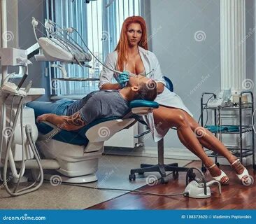 Сексуальная горячая женщина дантиста redhead, позаботить о ее пациент. 