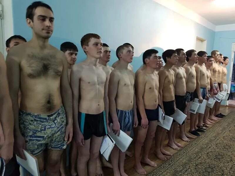 Надо ли идти в военкомат. Призывники. призывники на медкомиссии. парни призывники. мальчики призывники в военкомате.