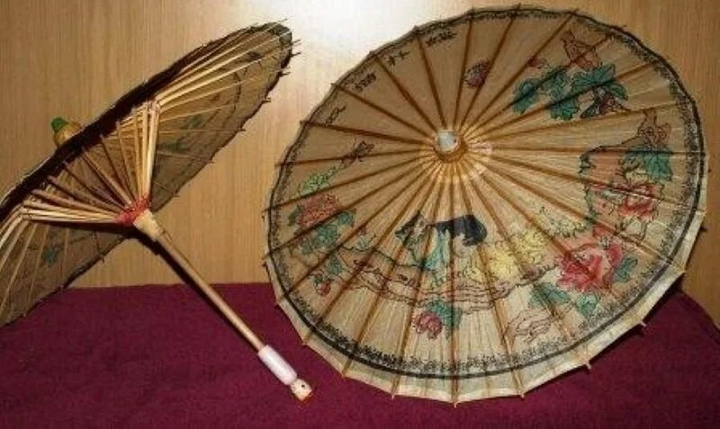 Первые зонтики. Зонт парасоль 17 век. Древние изобретения Китая зонтик. Зонт изобретен в древнем Китае. Зонты в древности.