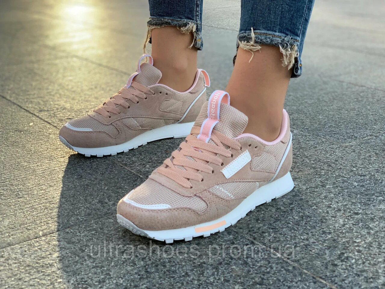 Кроссовки женские простые. Кроссовки женские рибок модель 2020. Кроссовки женские 36 размер. Nike air max 90 floral. Fila кеды без пятки.