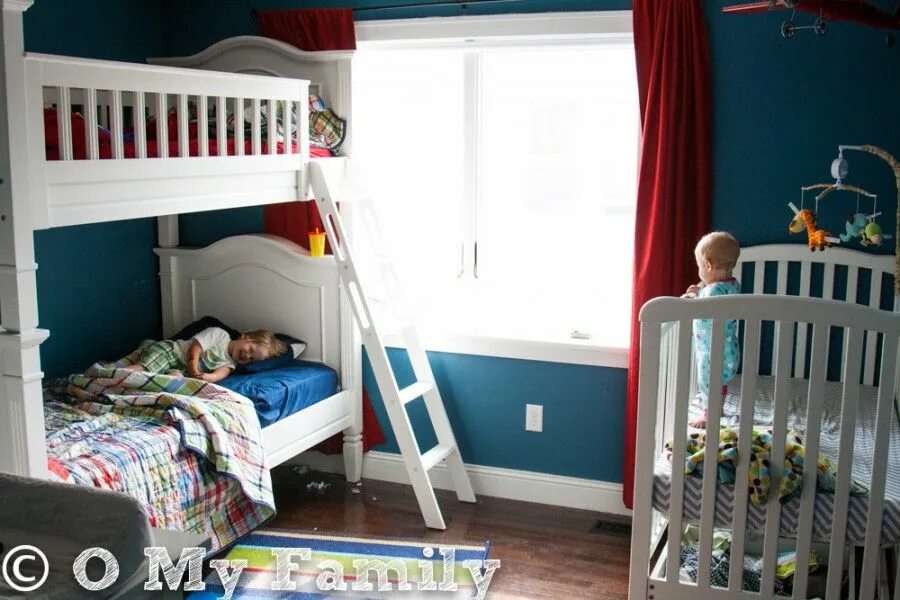 Детские комнаты для троих. Детская в скандинавском стиле. One kids room. Детский гарнитур в спальню. Кровать чердак детская.