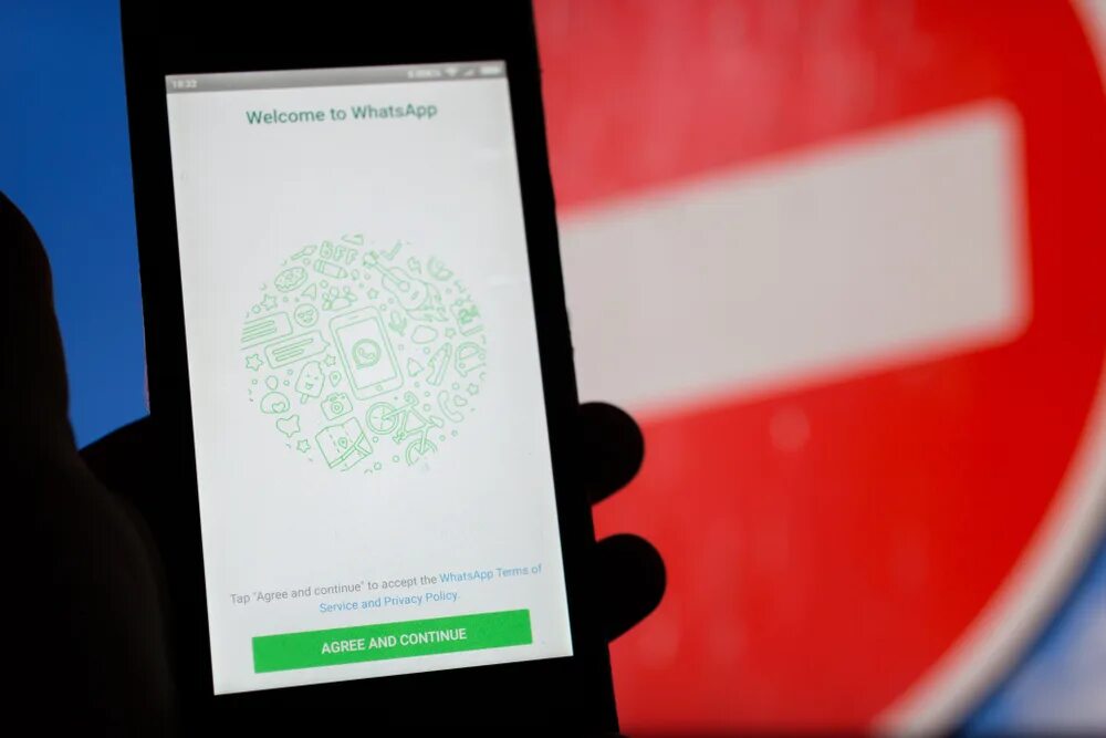 Ватсап запретят в россии. В школах запретили ватсап. Использование гаджетов. В школах запретили ватсап. Написать в ватсап фото.