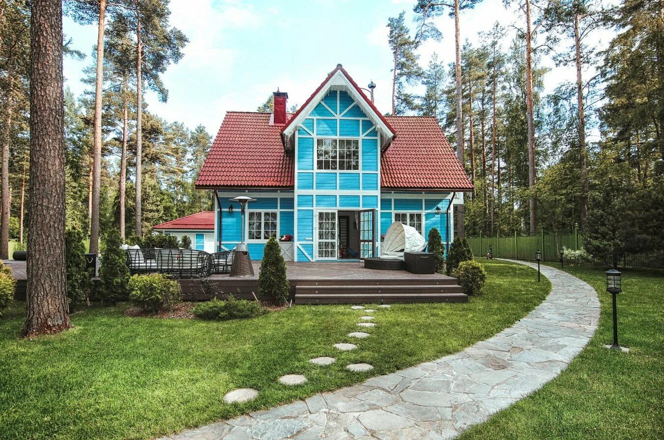 Загородный домик. Коттедж. Фасады домов бирюзового цвета. Голубой дом с красной крышей.