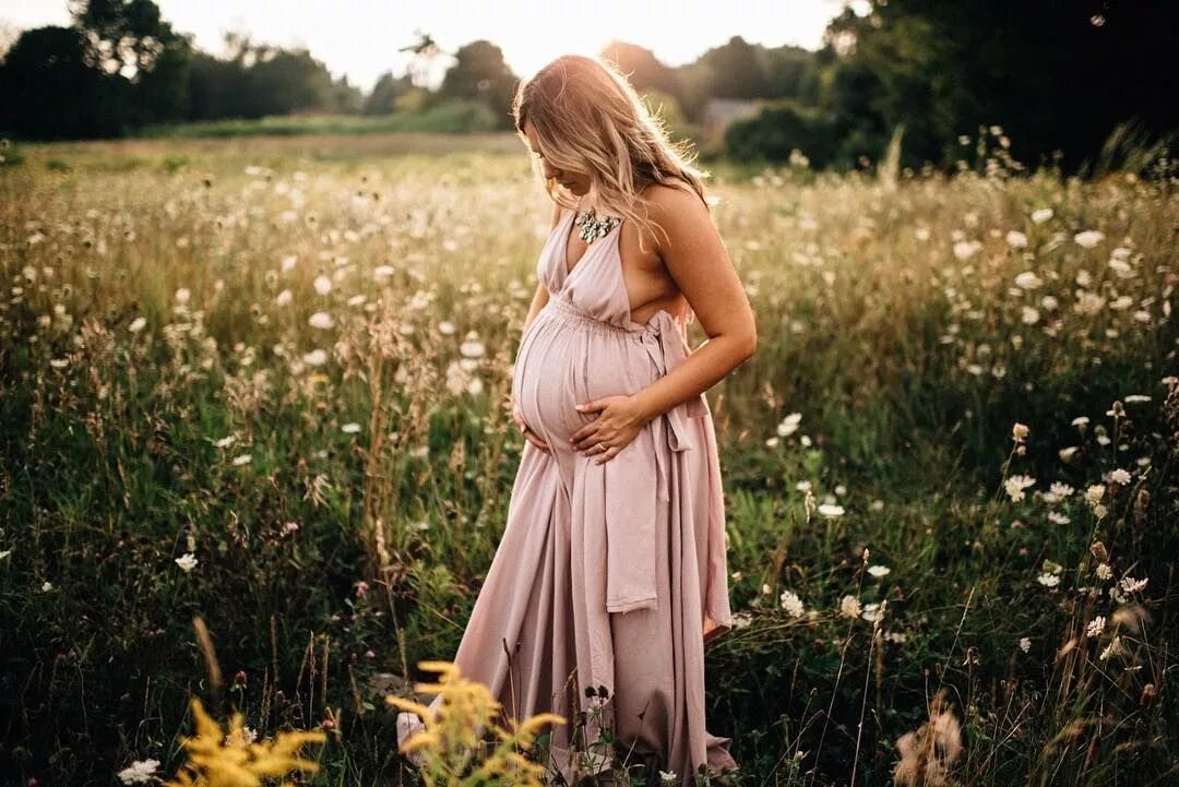 Фотосессия беременных на природе летом. Беременная женщина в поле. Беременность в поле. Беременная фотосессия на природе. Беременность в поле.