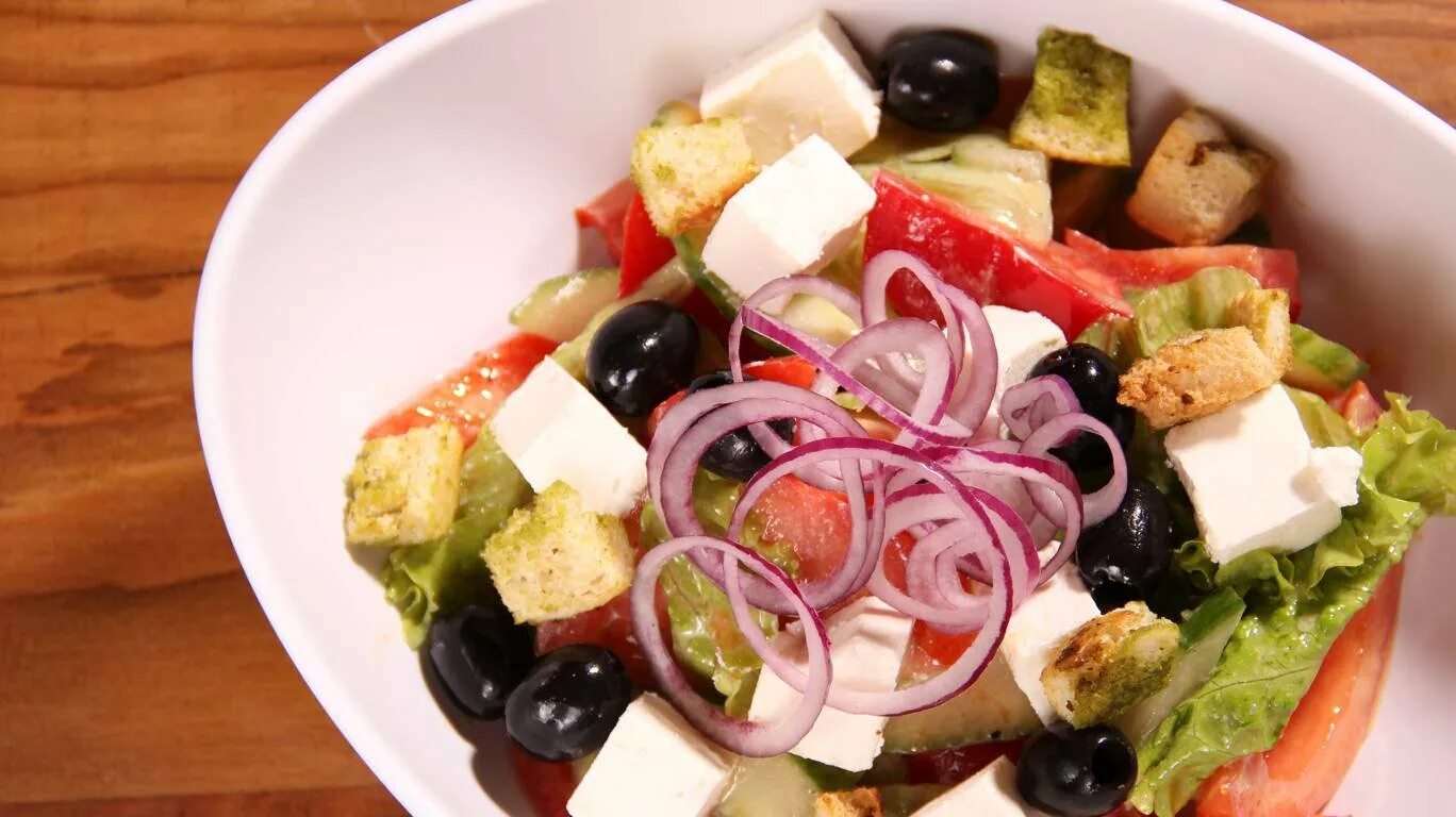 Греческий салат. Греческий салат с сухариками. Салат греческий красивая подача. Овощной салат греческий. Салат греческий фетаксой и маслинами листьями салата