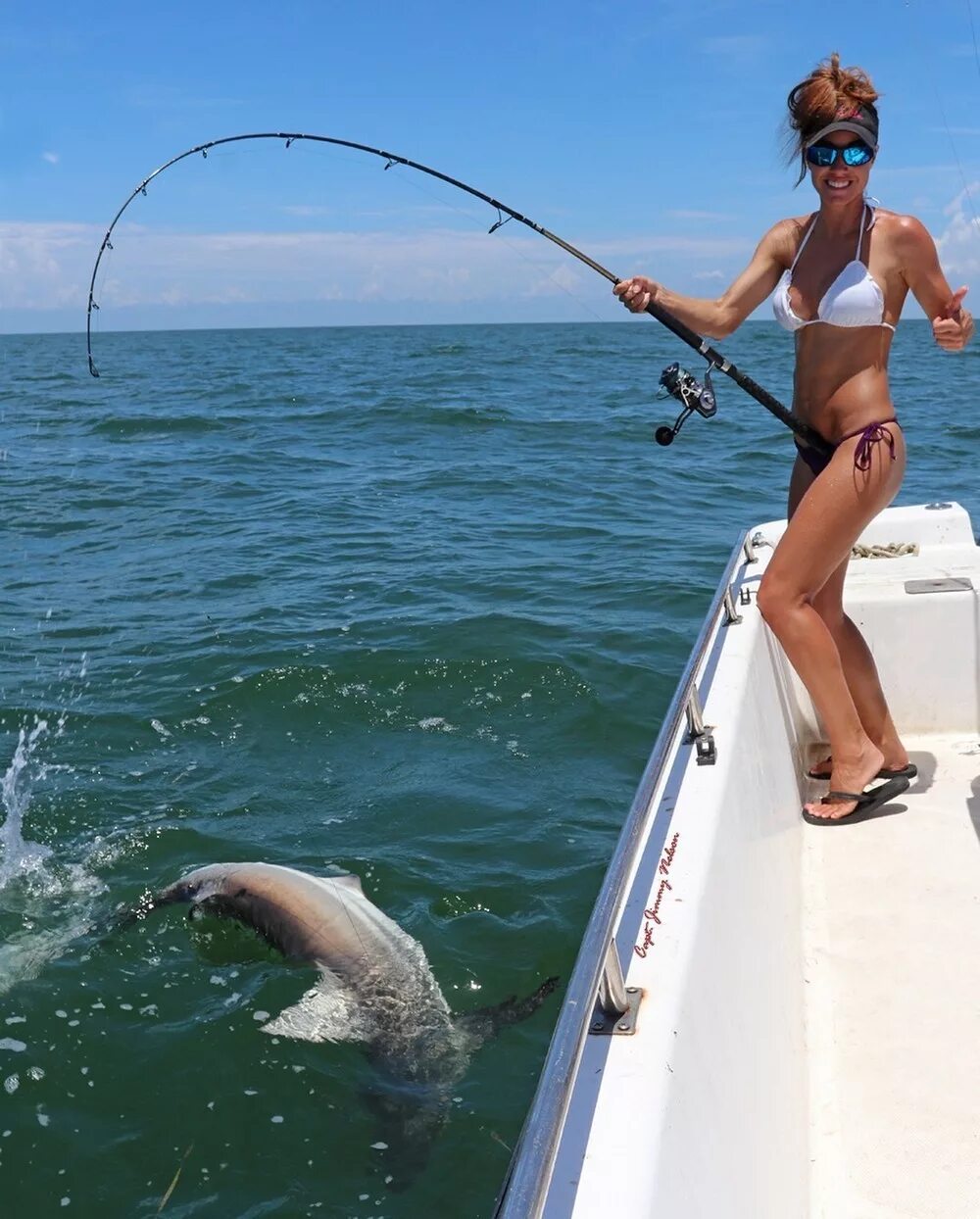 Ловить рыбу. Морская рыбалка девушки. Рыбалка летом. Девушка рыбачит.