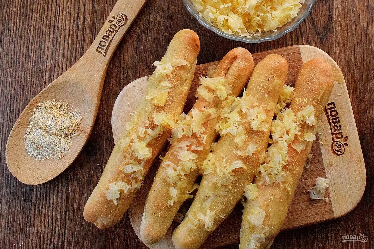 Сырные палочки. Хлебные палочки с чесноком. Хлебные сырные палочки. Чесночные палочки рецепт. Хлебные палочки с сулугуни и чесноком хинкалыч.