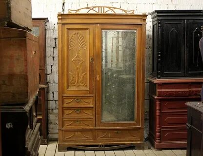 Продаю старый шкаф