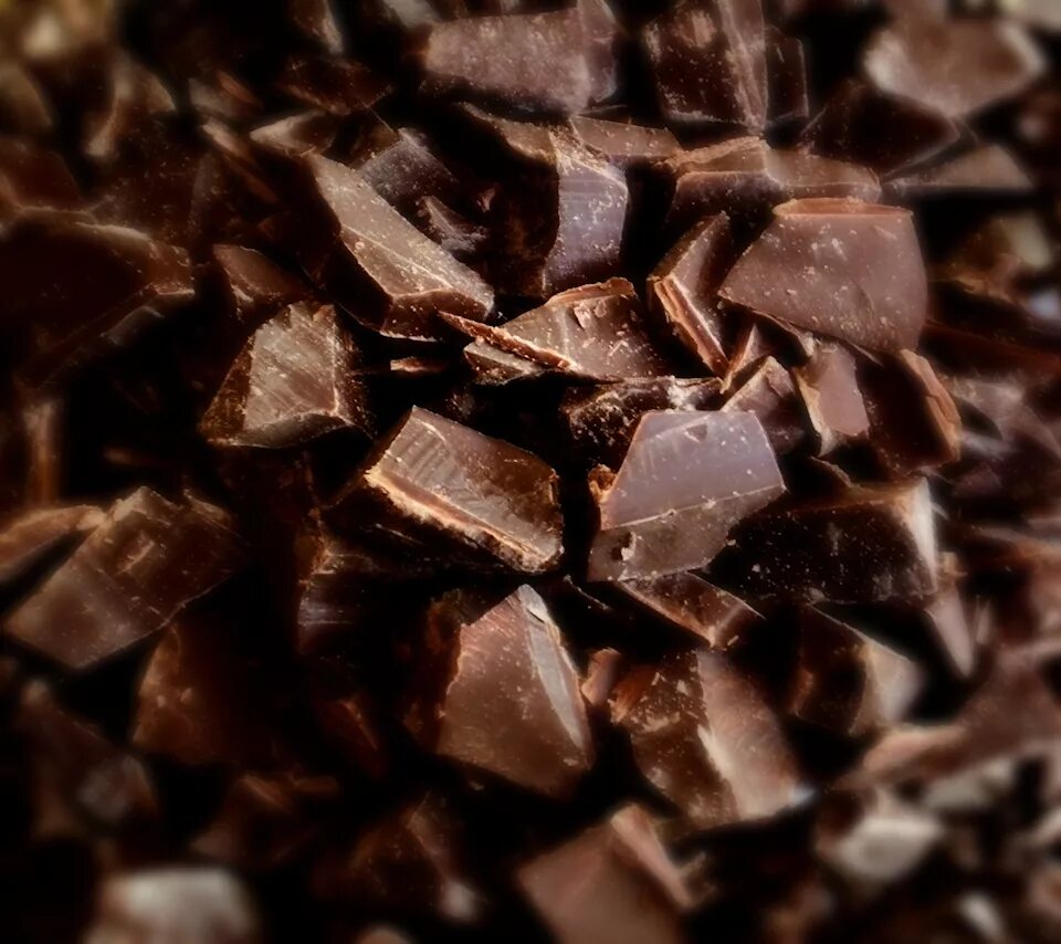 Дробленый шоколад. Кусочки шоколада. Шоколадная крошка. Лом шоколада. Фактура шоколада.