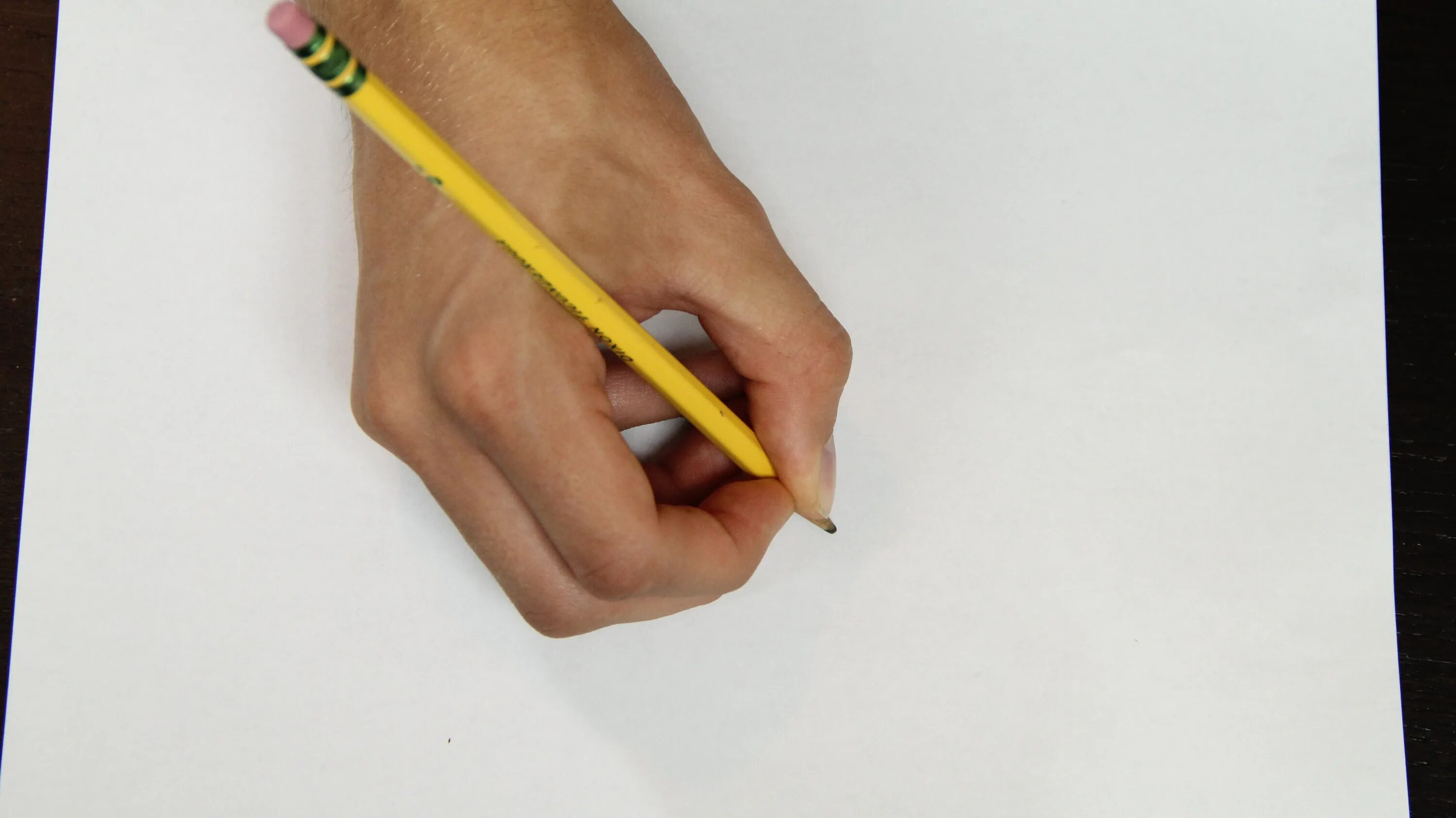 Руки карандашом. Детская рука с карандашом. Руки рисовать. Рисование рук карандашом.